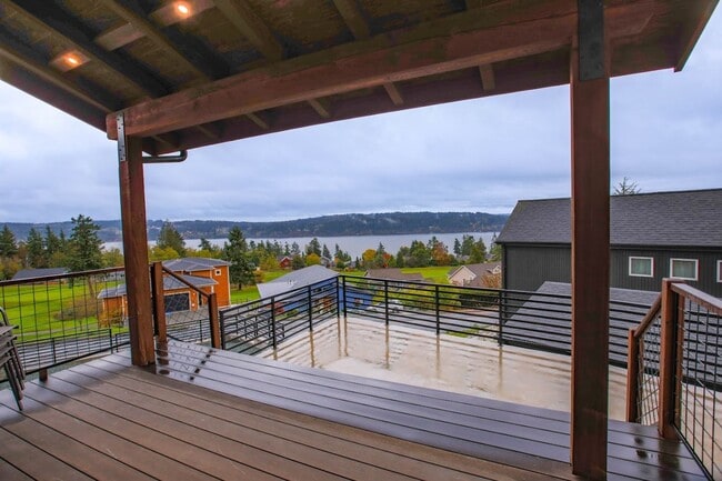 Building Photo - Stunning Holmes Harbor Home and Pet Friendly!