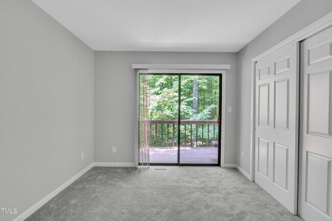 Building Photo - Spacious and Renovated 3BR Townhome in Cha...