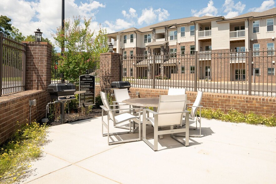 Building Photo - 807 Creekside Terrace Way