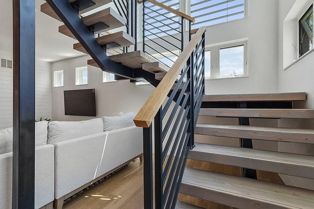 Floating staircase - 963 Tennyson St