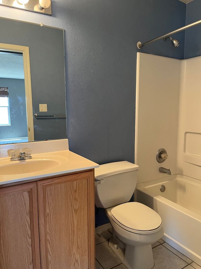 Building Photo - Cozy 3 Bedroom 2 Bathroom Home In The NW!