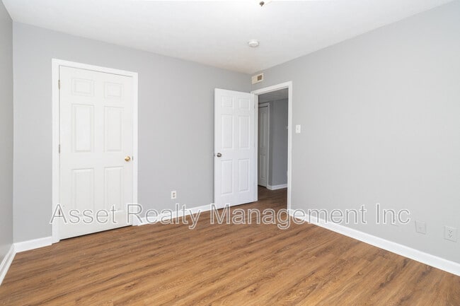 Building Photo - 521 Evelyn Ave