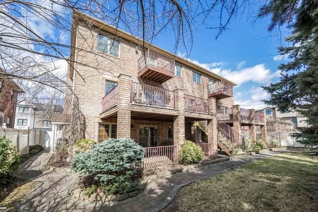 Building Photo - 2132 Linwood Ave