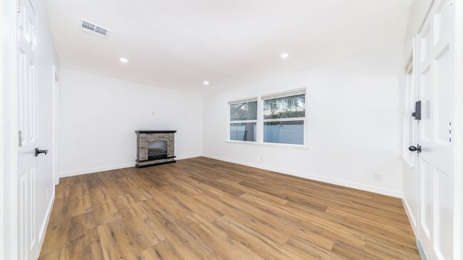 Building Photo - Move-in Special !