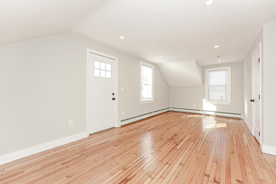 Building Photo - 26 Saint James St