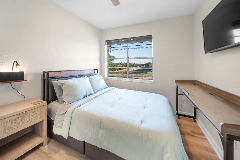 Building Photo - 1528 E Devine St