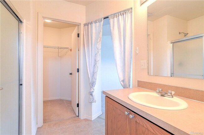 Building Photo - Large Lacey Four Bedroom, Corner Lot, Newl...
