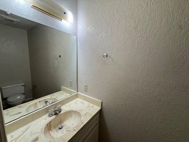 Building Photo - Beautiful Duplex in West Lubbock