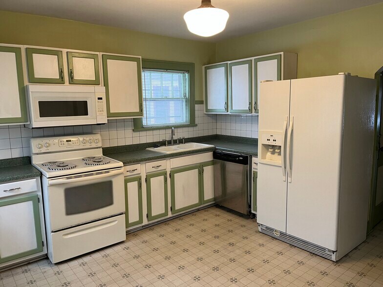 Kitchen - appliances - 5753 E New York St