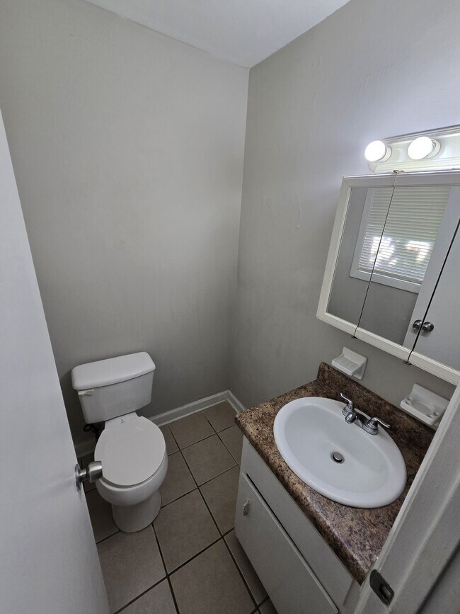 Building Photo - "Charming Full Brick, 3-Bed Oasis in Hampton, GA with 1.5 Baths – Your Perfect Retreat Awaits!"