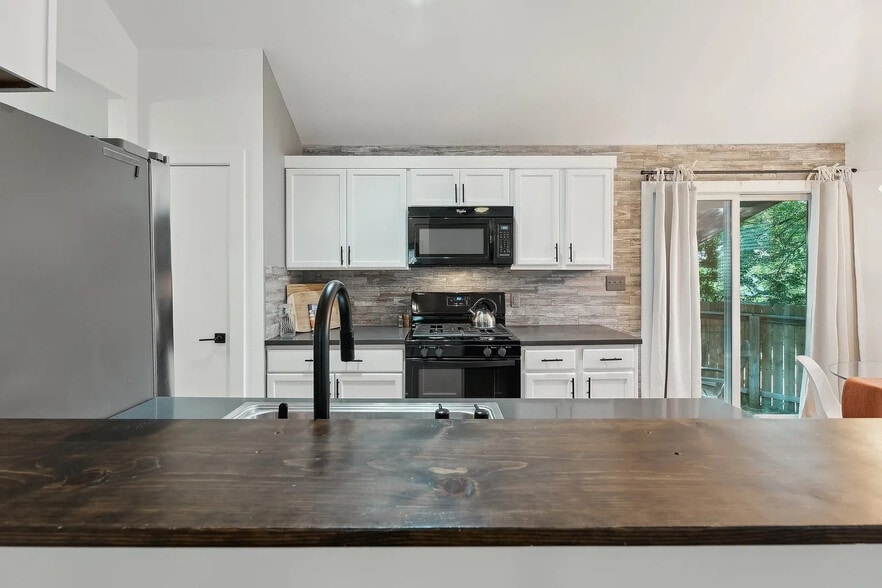 Building Photo - Room in House on Rosewood Ct