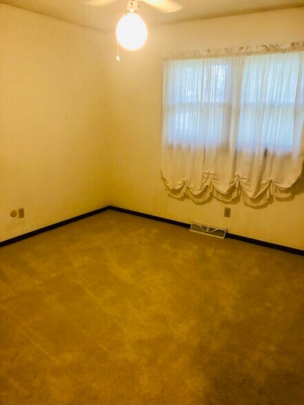 Bedroom 2 - 2911 Interlacken Dr