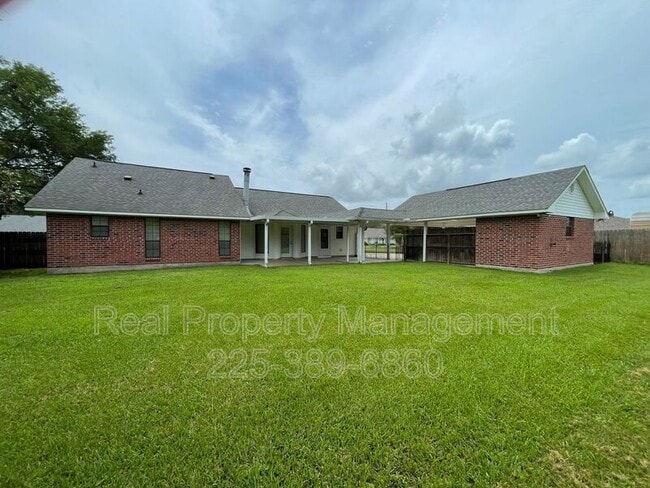 Building Photo - 2422 Riverside Dr
