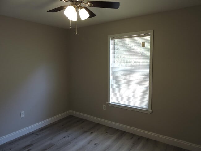 Building Photo - 125 Louise Dr