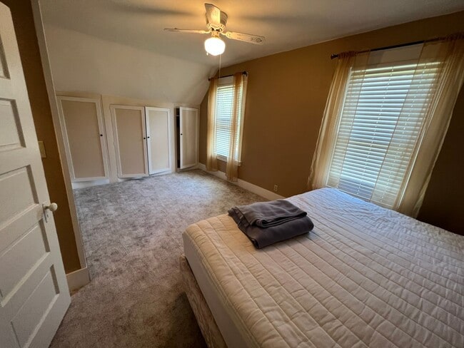 Building Photo - Cute & Cozy Home