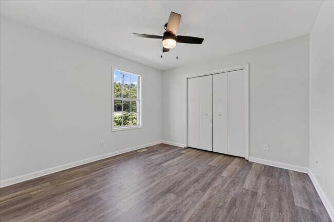 Building Photo - 727 Acorn Dr