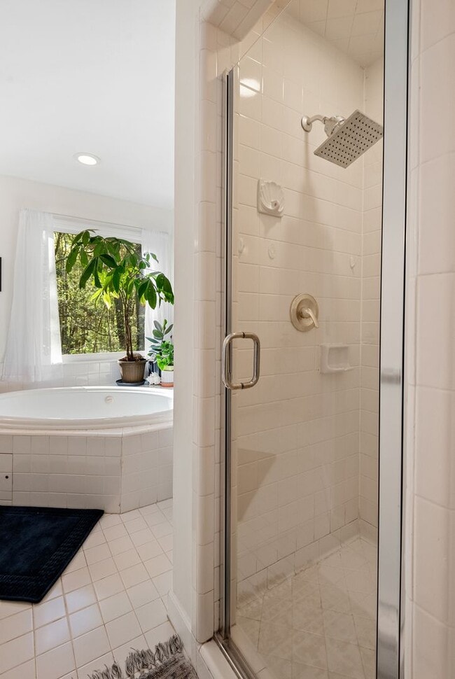 Building Photo - Charming Home on Large Lot in Chapel Hill!