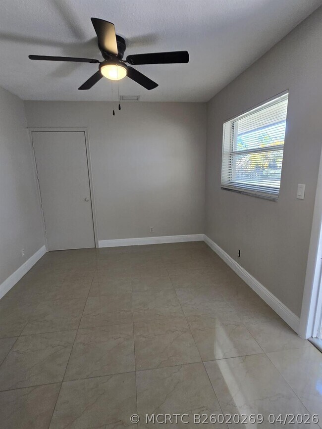Building Photo - 581 NE 34th Ct
