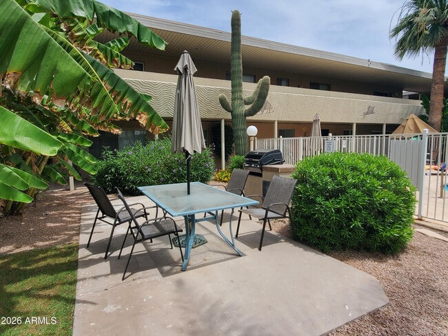 Building Photo - 6824 E 2nd St