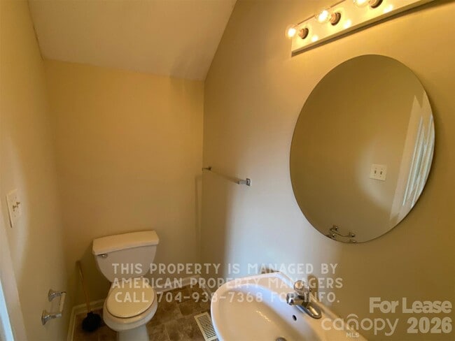 Building Photo - 1906 Ln St