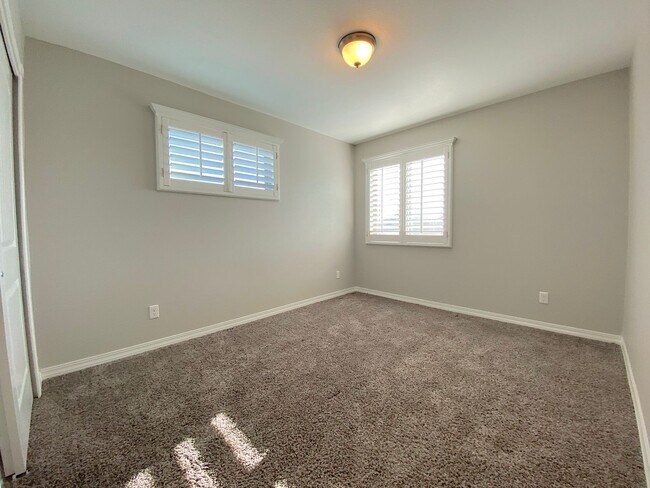 Building Photo - Spacious 4 Bedroom Refrig A/C Home