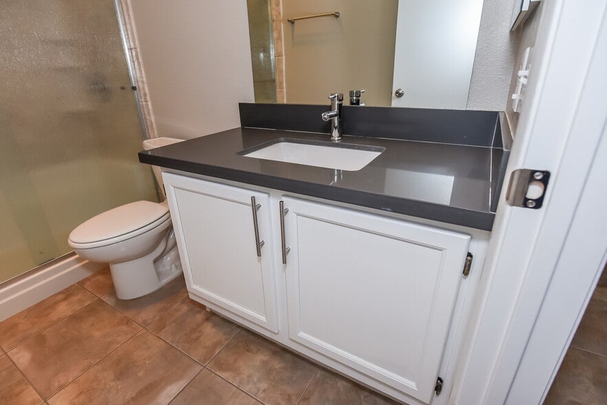 Building Photo - 806 Zinnia Cir