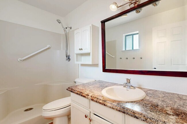 Building Photo - 699 Lakeview Cir SE