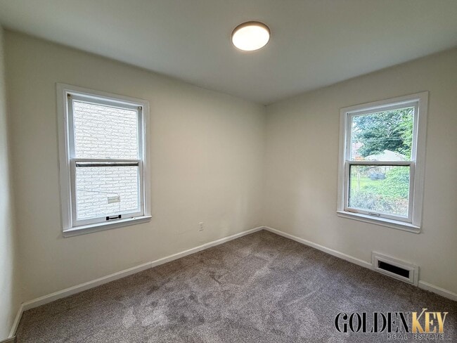 Building Photo - Updated 2 Bed 1 Bath on Detroit's Westside