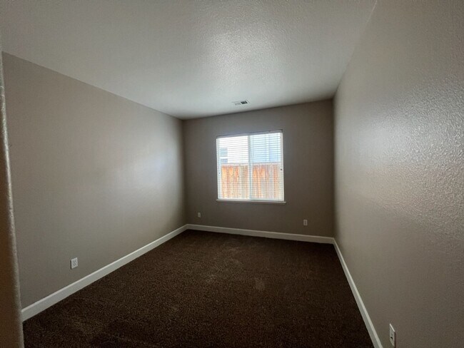 Building Photo - 4 bedroom home with 3 car garage in Patterson!