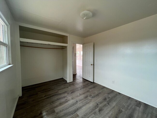 Building Photo - P054