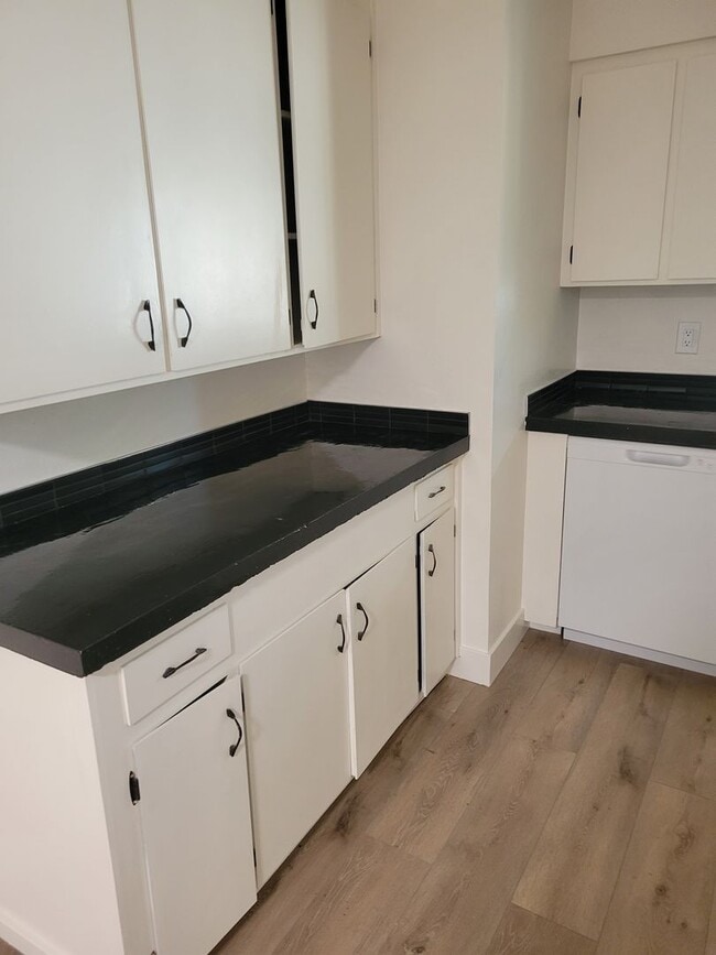 Building Photo - 3 bed/2 bath