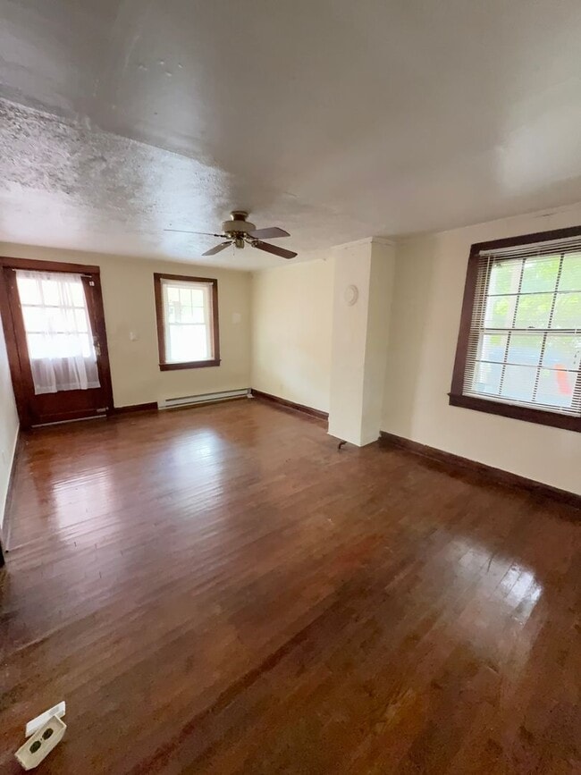 Building Photo - Downstairs Duplex 1 Bedroom, 1 Bath – Avai...