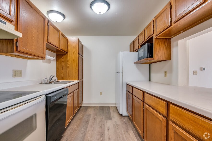 1BR, 1BA - 870SF - Kitchen - 220 Valley Road