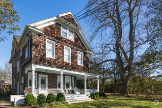 Building Photo - 35 Meeting House Ln