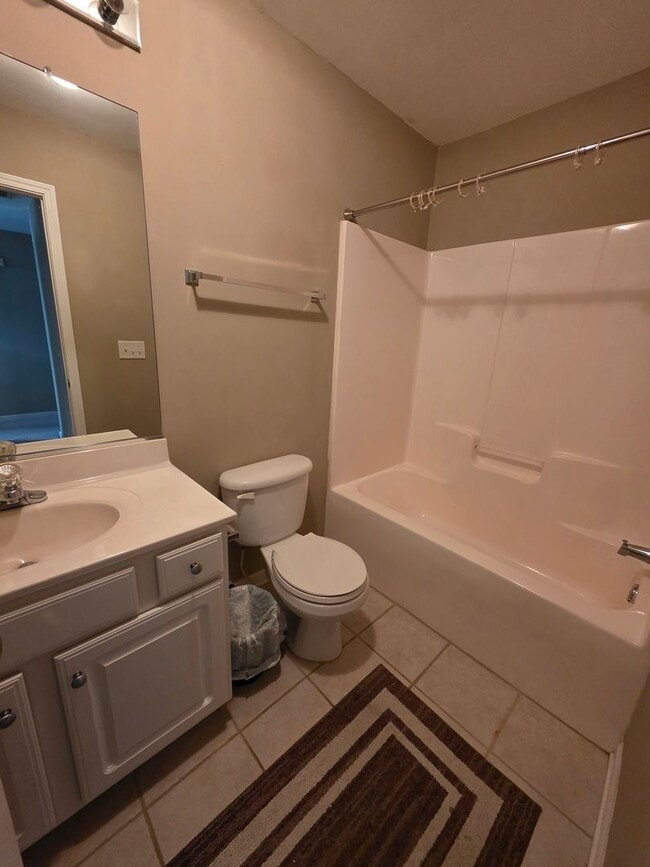 Building Photo - 2 BR Townhome!