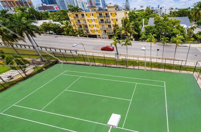 Building Photo - 10 SW South River Dr