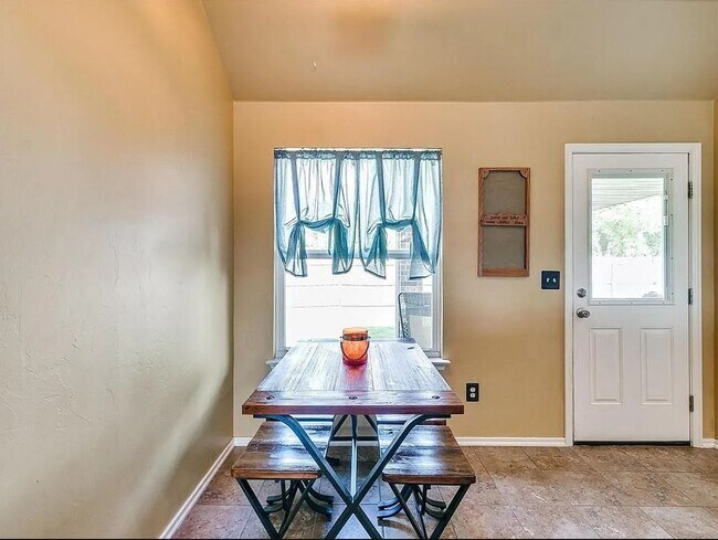 Building Photo - 532 W Shadow Ridge Way