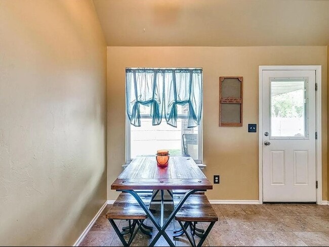 Building Photo - AVAILABLE NOW -  $500 Off First Month | 4-Bed Home in the Heart of Mustang | Storm Shelter & Mode...