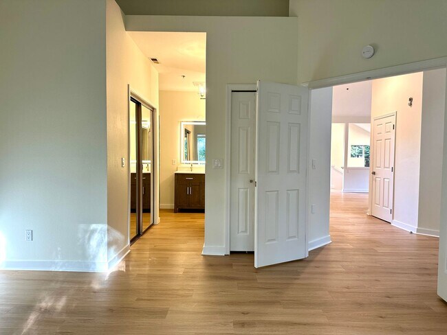 Building Photo - Beautiful 2 bed/2 Bath townhouse in Kenmore