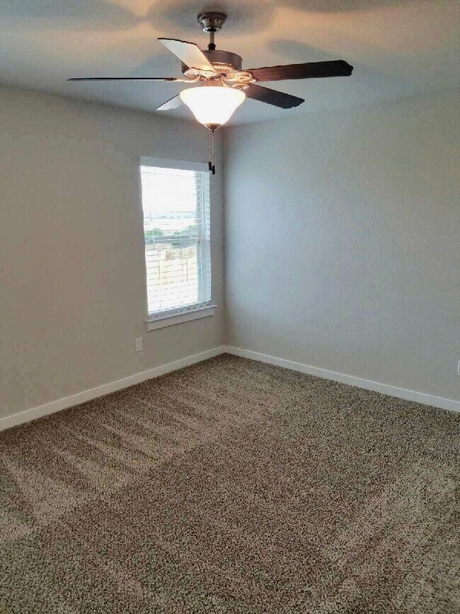 Building Photo - 166 Lakeview Ct
