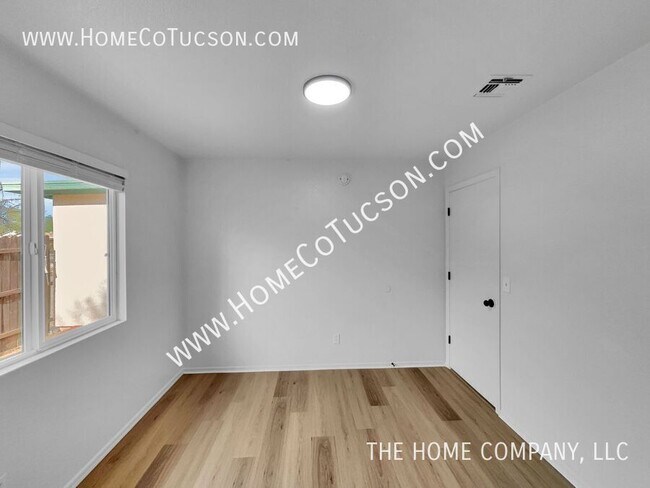 Building Photo - 2525 N Fair Oaks Ave