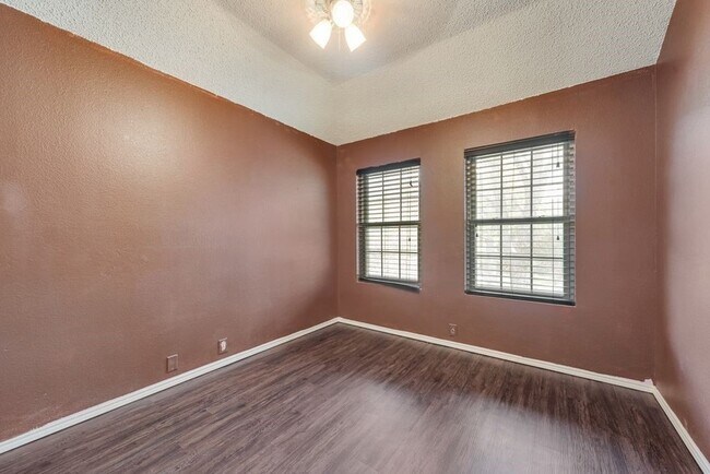 Building Photo - 220 High Pointe Ln