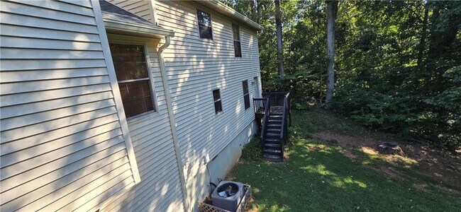 Building Photo - 303 Cacique Ct