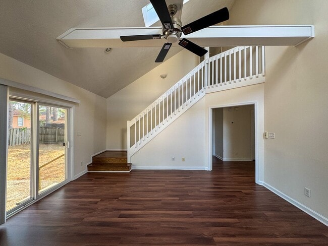 Building Photo - 3 Bed 2 Bath Home with Fenced Backyard