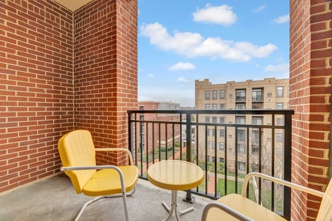 Building Photo - Charming 1 Bedroom Condo in Alexandria Vir...