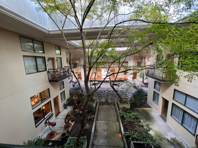 Building Photo - Historic Lincoln School Condo in downtown Eugene