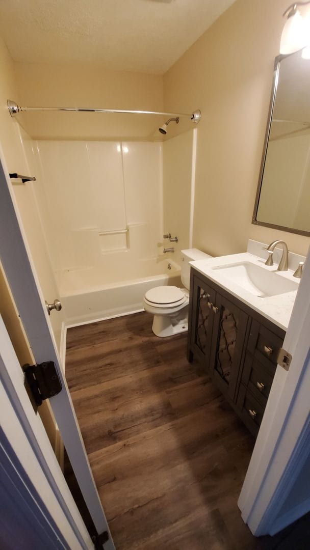 Building Photo - Newly Renovated 3 bedroom, 2 bath unit wit...
