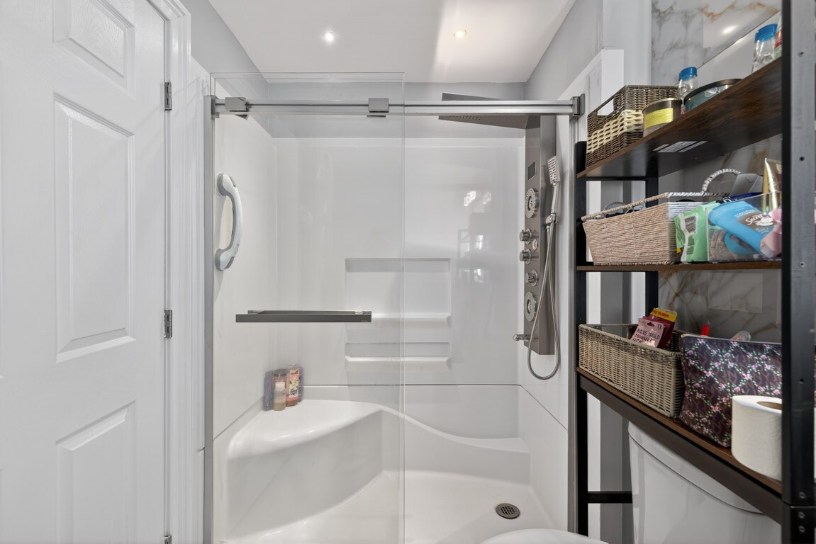 Building Photo - Room in Condo on Peachtree Walk NE