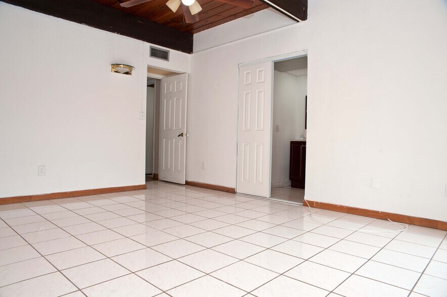 Building Photo - 19216 NE 25th Ave