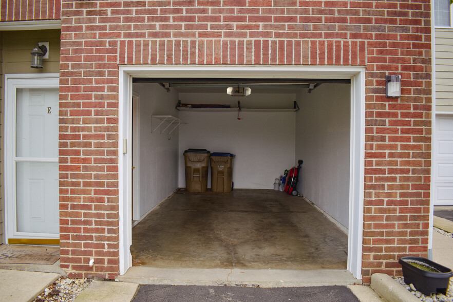 Garage - 1 Car - 6672 102nd St